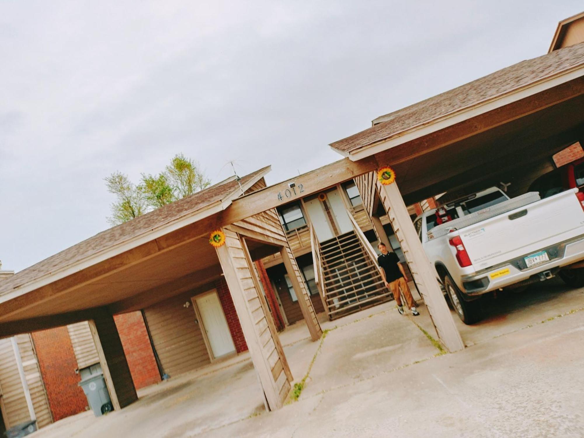 Golden Sunflower'S Apt B1 Lawton Exterior photo